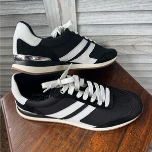 NEW Naturalizer Lorena W 10.5 black and white sneaker